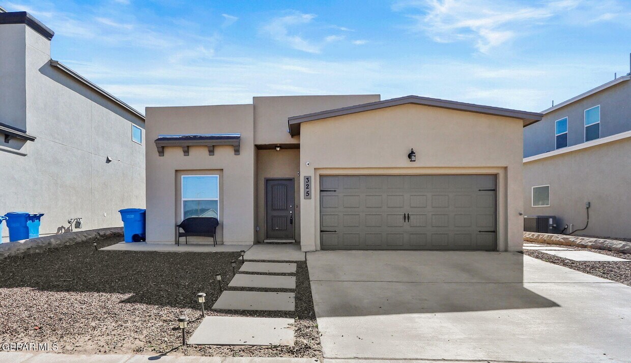 Foto principal - 325 Fray Olguin Ct
