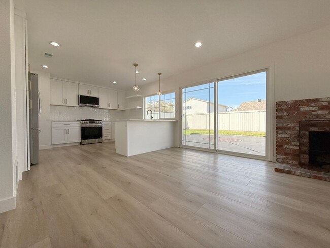 Building Photo - Remodeled 4 Bed 2 Bath Interior Location