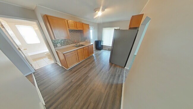 Building Photo - "3-Bedroom Retreat in Roseville – Spacious 1300 Sq Ft Home!"