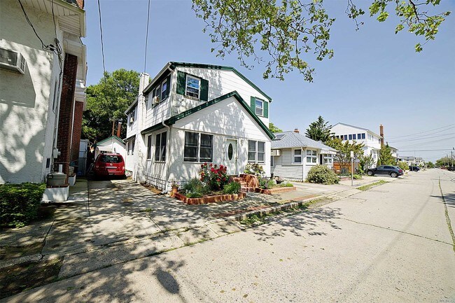 Foto del edificio - 105 Hewlett Ave