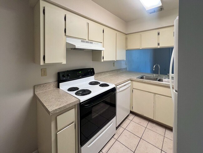 Foto del edificio - 2BR/1.5 Townhouse in Conveniently Located ...