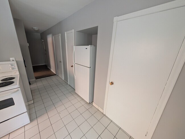 Building Photo - Spacious 1 Bed Unit - Rent March 1