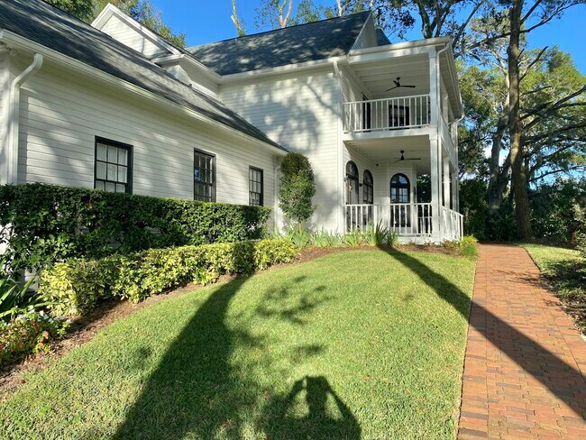 Foto del edificio - 703 Fairoaks Ln