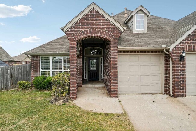 Foto del edificio - 5 Bed / 2 Bath in Broken Arrow!