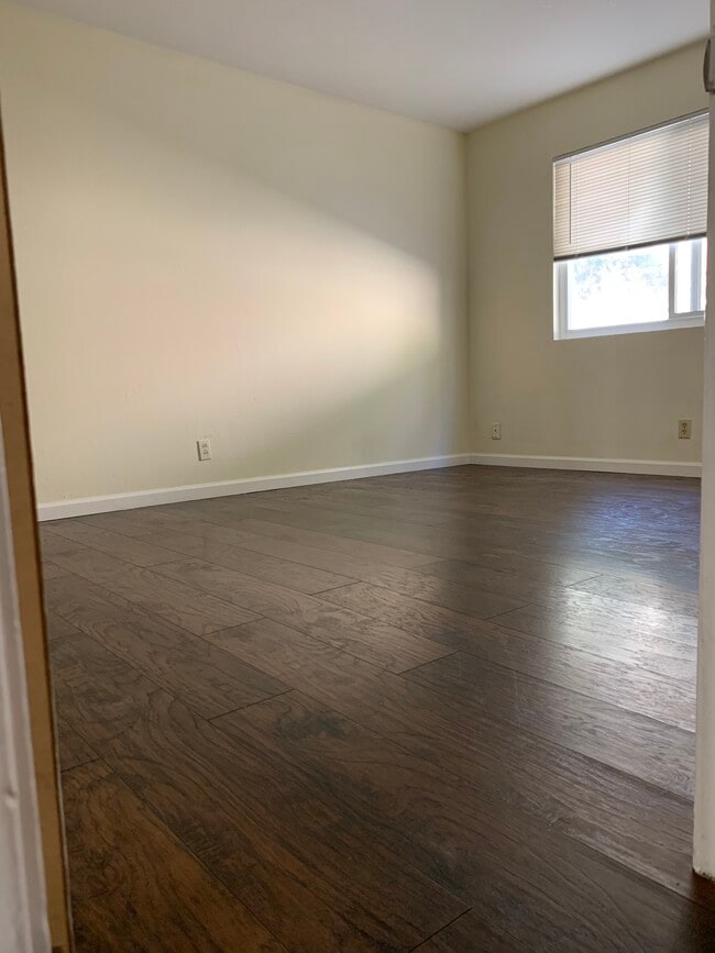Building Photo - 961 Ravenscourt Ave