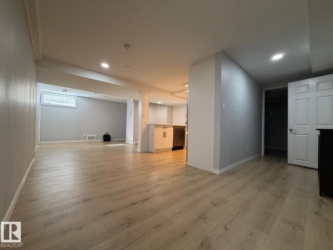 Photo du bâtiment - 4708-117A 117a St NW