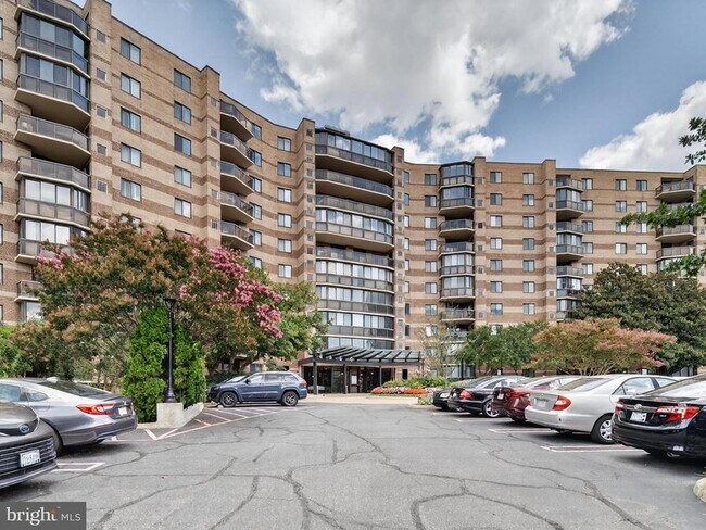 Building Photo - 8350 Greensboro Dr