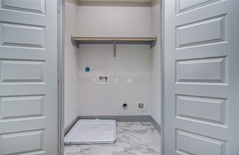 Building Photo - 835 S Victory Dr