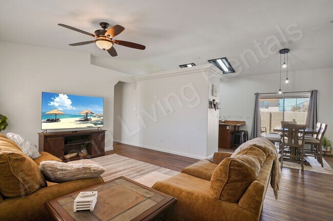 Building Photo - FURNISHED AVAILABLE OCTOBER - MAY
