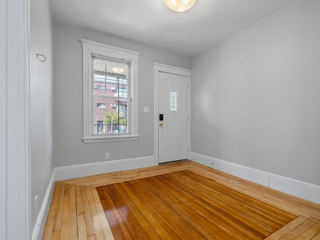 Building Photo - Avl 6/1/26 No Fee! Renovated 4BR near Tuft...