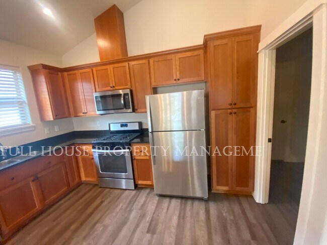 Building Photo - Gorgeous 3 Bed/ 2 Full Bath Home Built in ...