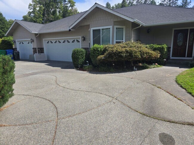 Foto del edificio - 3 bed 2 bath  Home for Rent in Grants Pass
