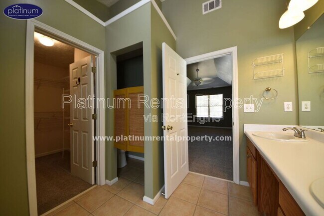 Building Photo - 1325 Holleybrooke Dr