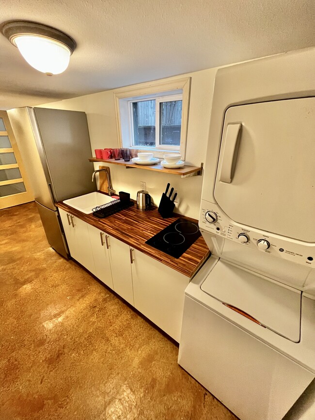 Kitchenette with washer/dryer and full size fridge, two burner cook top and microwave, no oven - 6434 N Kerby Ave