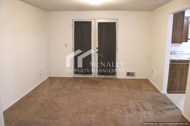 Building Photo - 3 bedroom 1.75 bath home on Peacock Hill