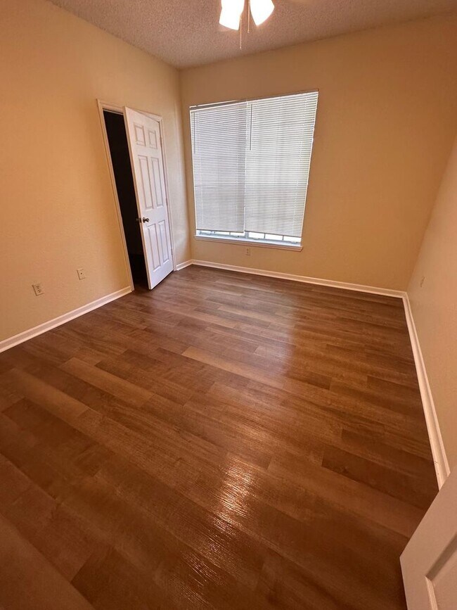 Foto del edificio - 13013 Mulberry Park Dr