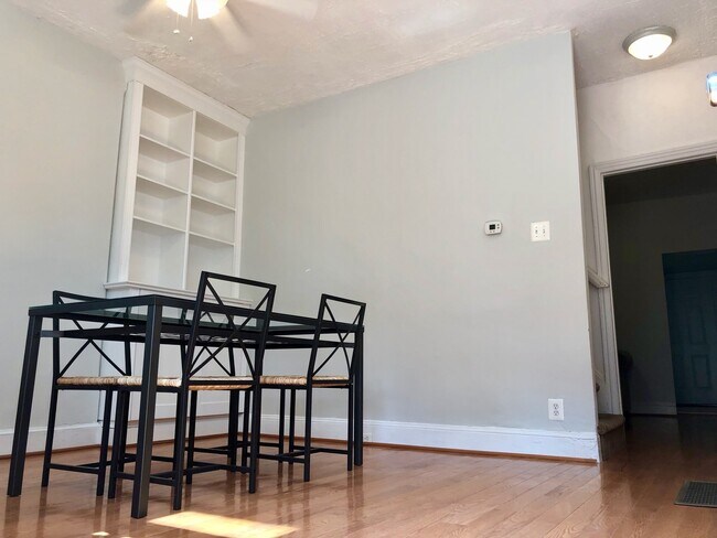 Foto del edificio - Lovely 2-Bedroom Townhouse in Historic Ger...