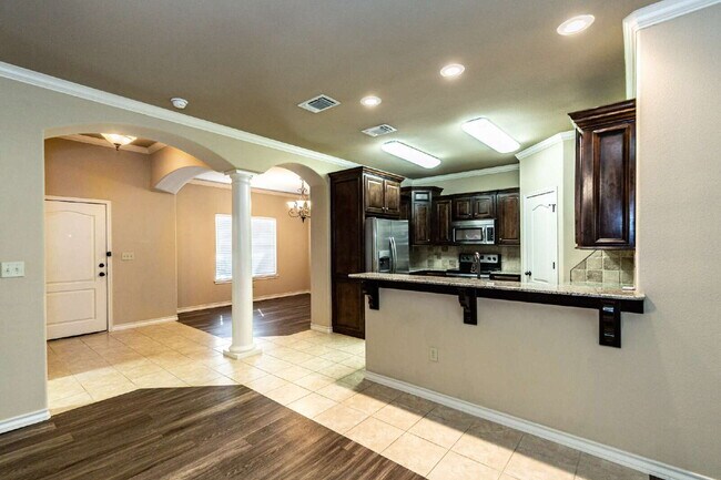 Building Photo - Gorgeous townhome!