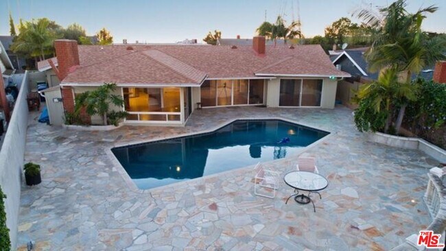 Foto del edificio - 4246 Cloverdale Ave