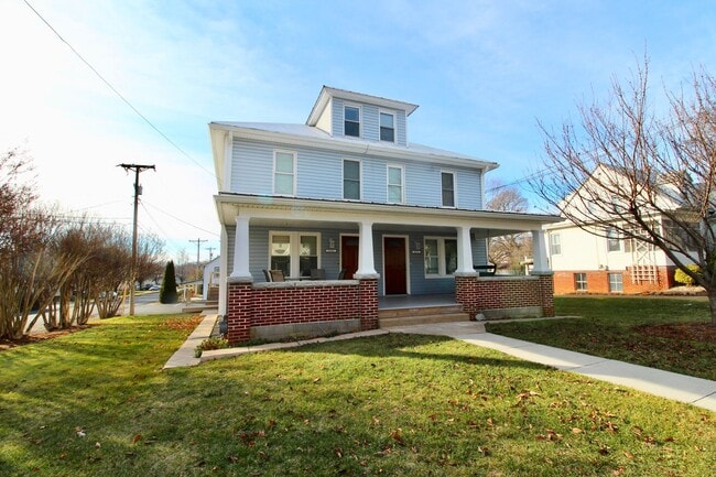 Building Photo - Charming studio apartment for rent! - All utilities included except Electric - 1121-A Shenandoah st.