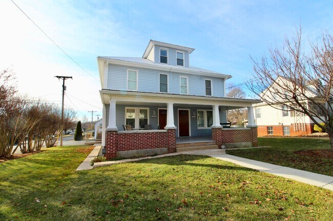 Foto del edificio - Charming studio apartment for rent! - All utilities included except Electric - 1121-A Shenandoah st.