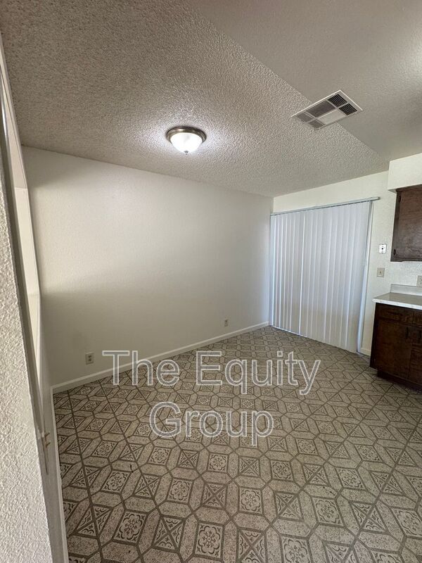 Building Photo - 2417 S Sallee St