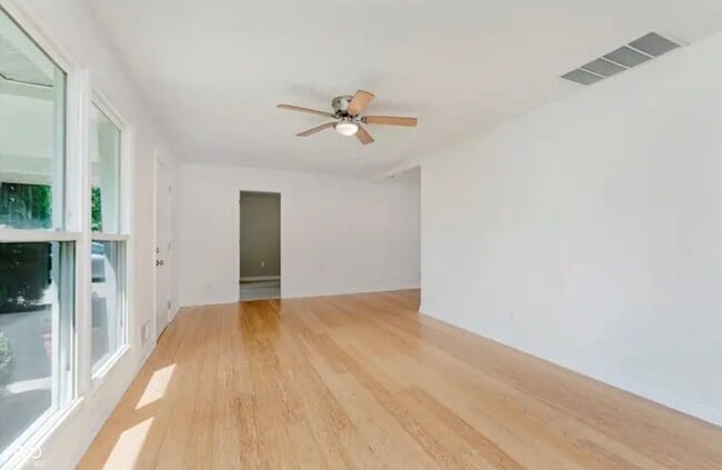 Foto del edificio - 10409 Barmore Ave