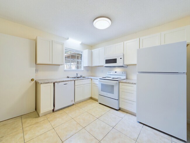 Building Photo - 5095 Yacht Harbor Cir