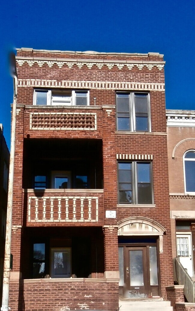 Foto del edificio - 2612 W Augusta Blvd