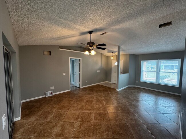 Foto del edificio - Beautifully Maintained 3BR/2BA Home with Fenced Yard & Sunroom in Ocala