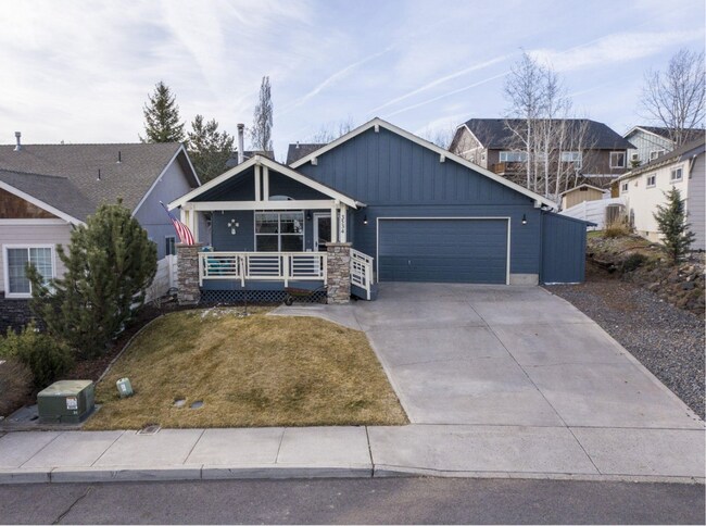 Building Photo - AVAILABLE NOW - 3 bedroom, 2 bath home in ...