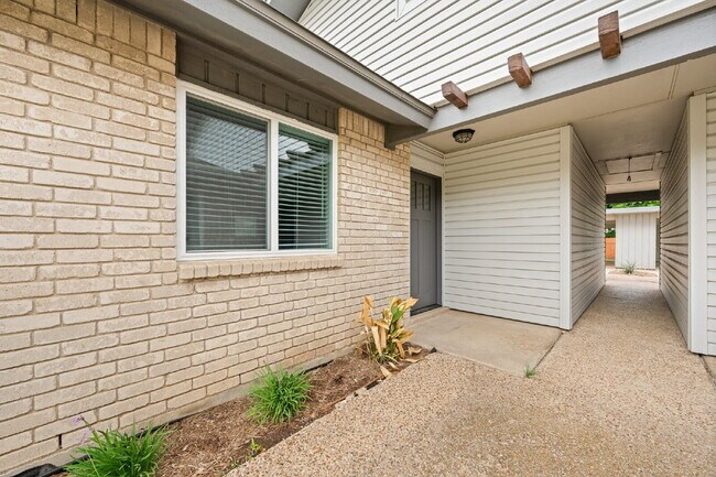 Foto del edificio - 2 Bed, 2 Bath Duplex