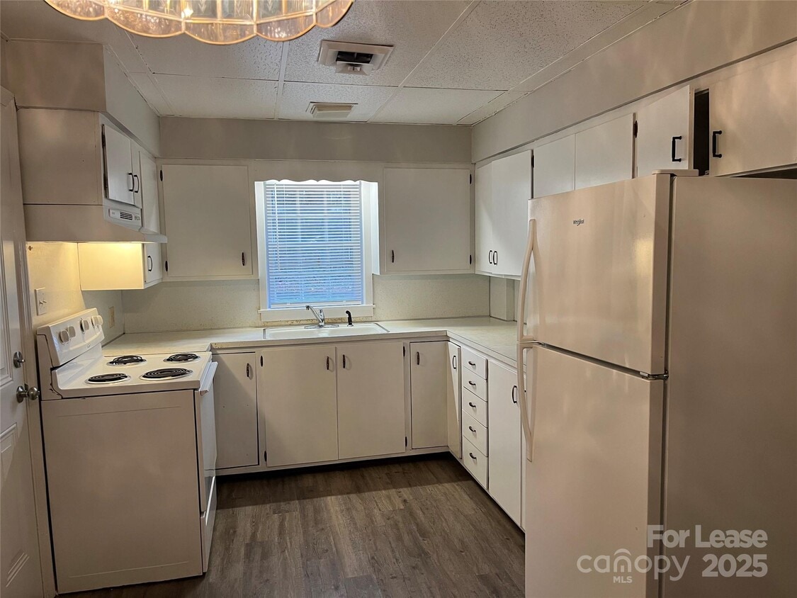 Building Photo - 350 N 6th St