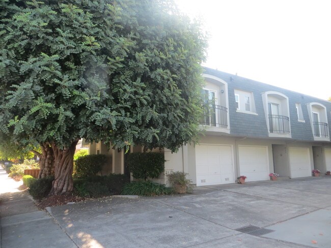 Building Photo - 915 Fremont St