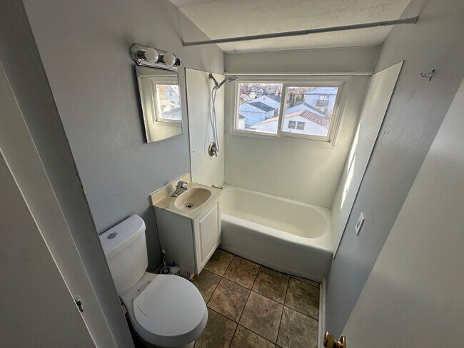 Foto del edificio - 6183 N 38th St