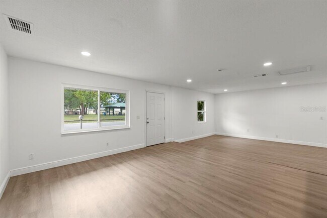 Building Photo - 1087 Swan St