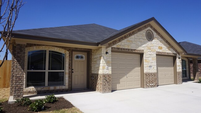 Building Photo - 506 Sladecek Dr