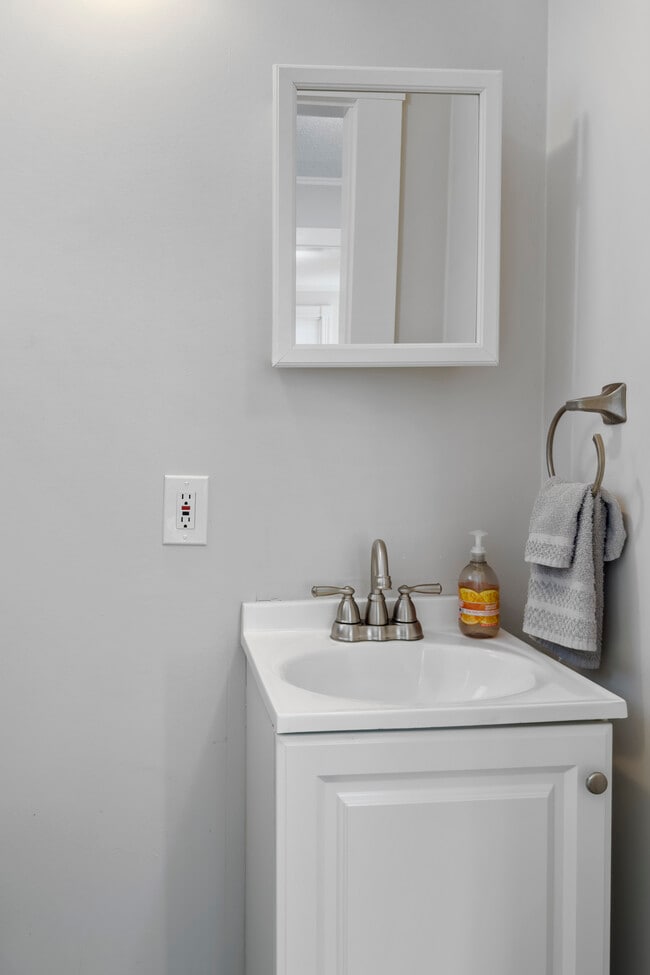 Building Photo - 87 Pleasant St