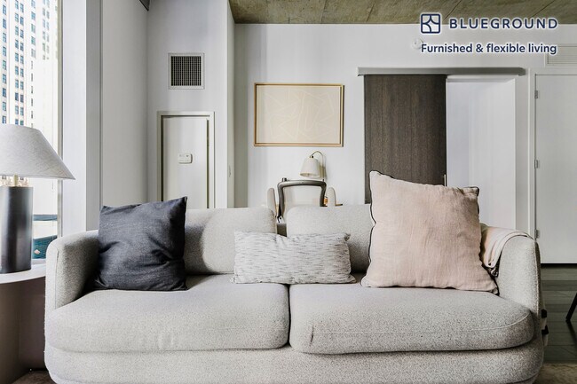 Foto del edificio - 215 W Lake St