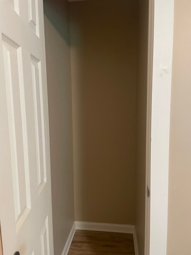 Armario del dormitorio 2 - 2409 Foxtrot Rd