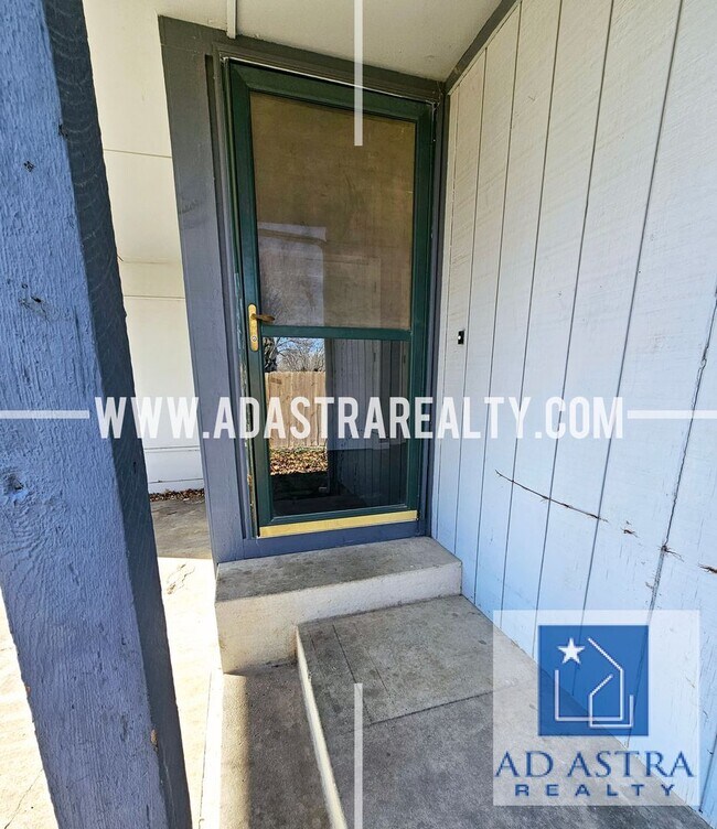 Foto del edificio - Nice 3 bed 1.5 bath townhouse in Olathe-Coming SOON!!