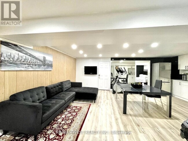 Building Photo - 5795 Tenth Line W