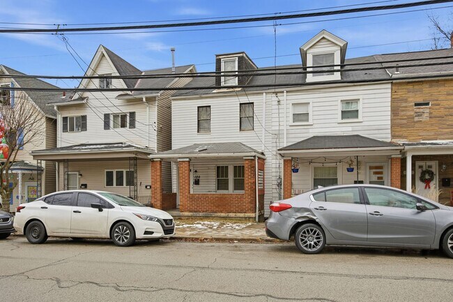 Foto del edificio - Charming 3-Bedroom Pittsburgh Home with Spacious Yard and Classic Porch