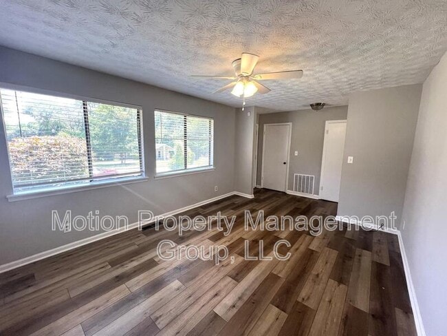 Building Photo - 3020 Woodfield Dr