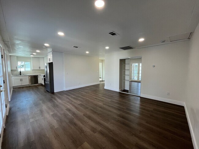 Foto del edificio - Upgraded West Hills 3+2, READY FOR MOVE-IN!