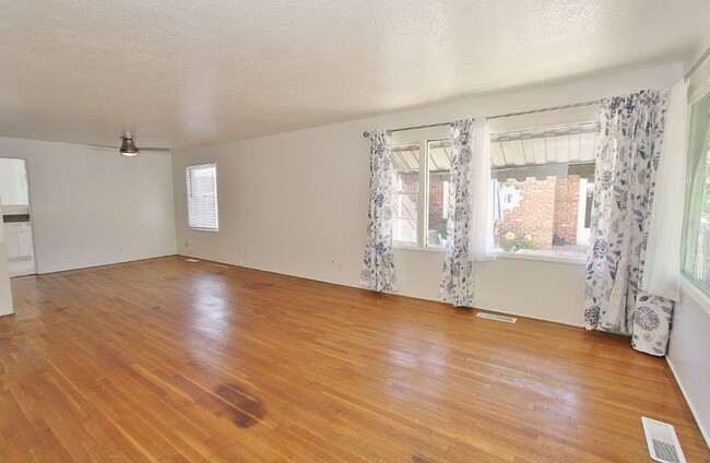 Building Photo - 1210 N 20th St