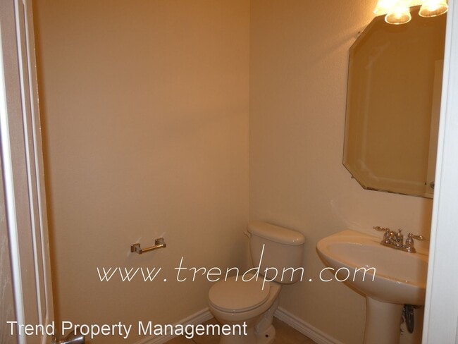 Building Photo - 5 br, 3.5 bath House - 1501 Kingfisher Drive