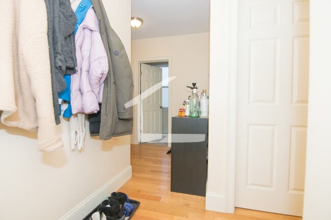 Building Photo - Nice 4 bed near BU