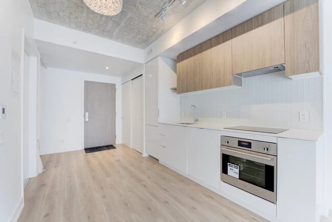 Photo du bâtiment - Bright and Stylish Condo @ Yonge/Eglinton (1+Den, 1 Bath)