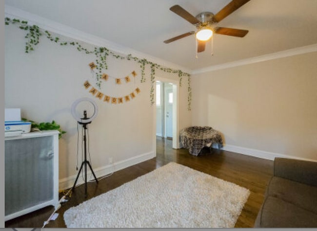 Building Photo - 5076 N Wolcott Ave